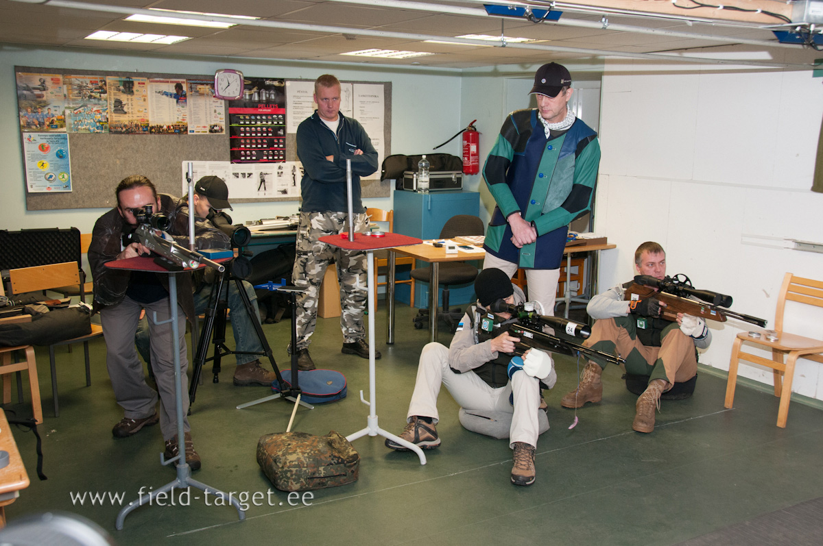 Esimesena tulejoonel Elmet, Heli ja Meelis. Testlaskmiseks aega 10 minutit